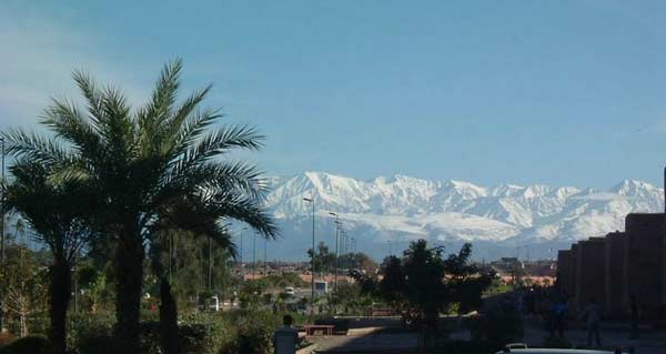 Atlas vue de la porte Bab Ailen à Marrakech