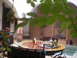 Pause thé autour de la piscine à Marrakech