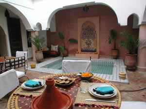 table du petit déjeuner au matin à Marrakech